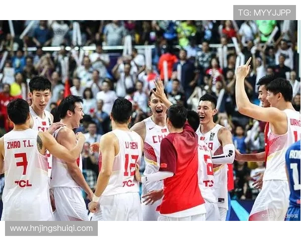 中国男篮逆转获胜晋级世界杯八强 展现顽强拼搏精神与团队默契